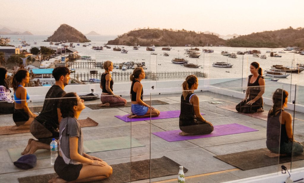 bajo yoga - flores wanderlust